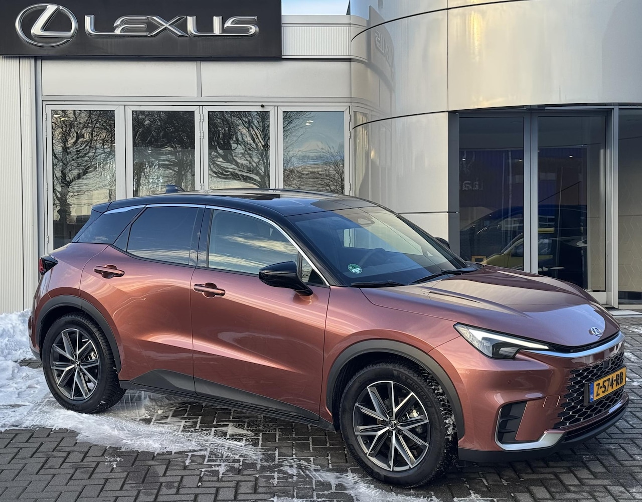 Lexus LBX - Emotion 2WD NL-AUTO TECHPACK KEYLESS STOELVERW STUURVERW EL-ACHTERKLEP - AutoWereld.nl