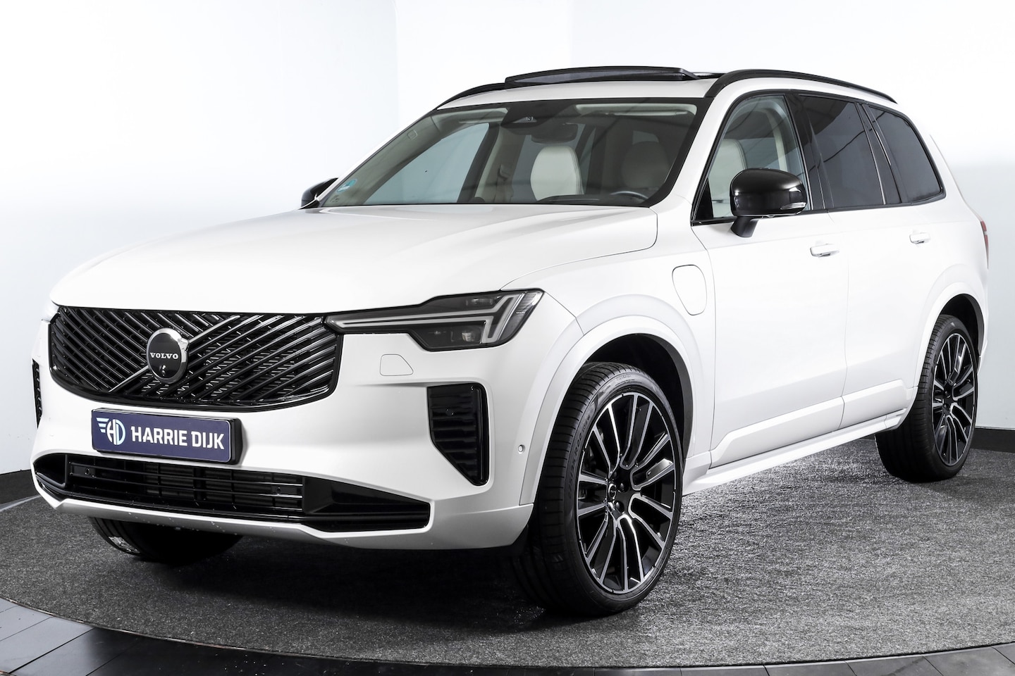 Volvo XC90 - 2.0 T8 Plug-in hybrid AWD Ultra Dark - Facelift | Leder Pakket | S/K-Panodak | Luchtvering - AutoWereld.nl