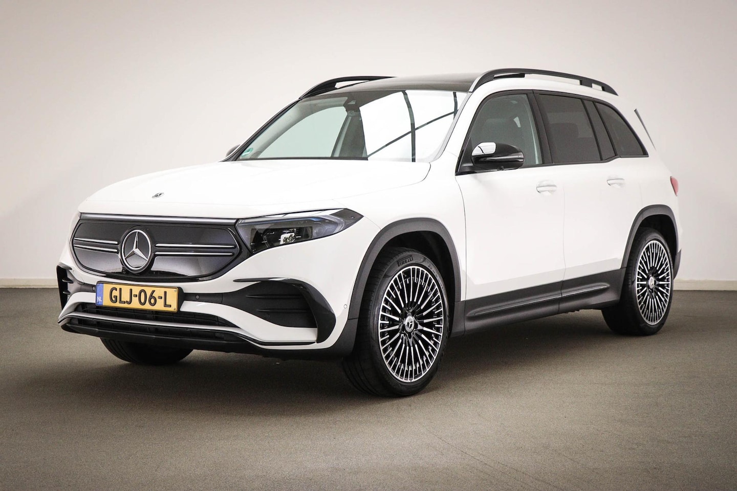 Mercedes-Benz EQB - 350 4MATIC AMG Line 7p. 67 kWh SOH 98% | PANORAMADAK | BURMESTER | DAB | APPLE | 360 CAMER - AutoWereld.nl