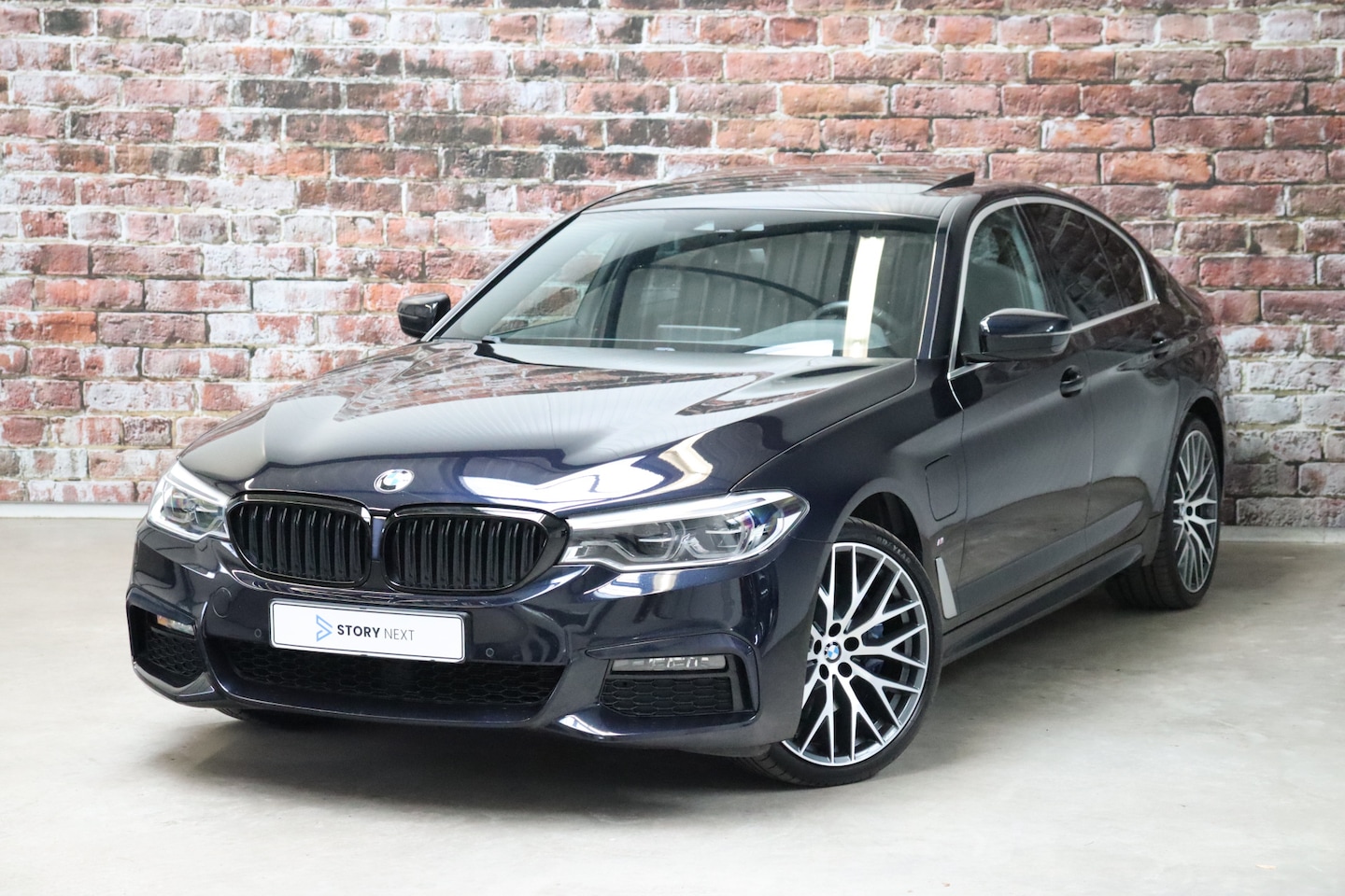 BMW 5-serie - Sedan 530e xDrive High Executive M Sport Pakket Automaat / Schuif-/kanteldak / Nappaleder - AutoWereld.nl