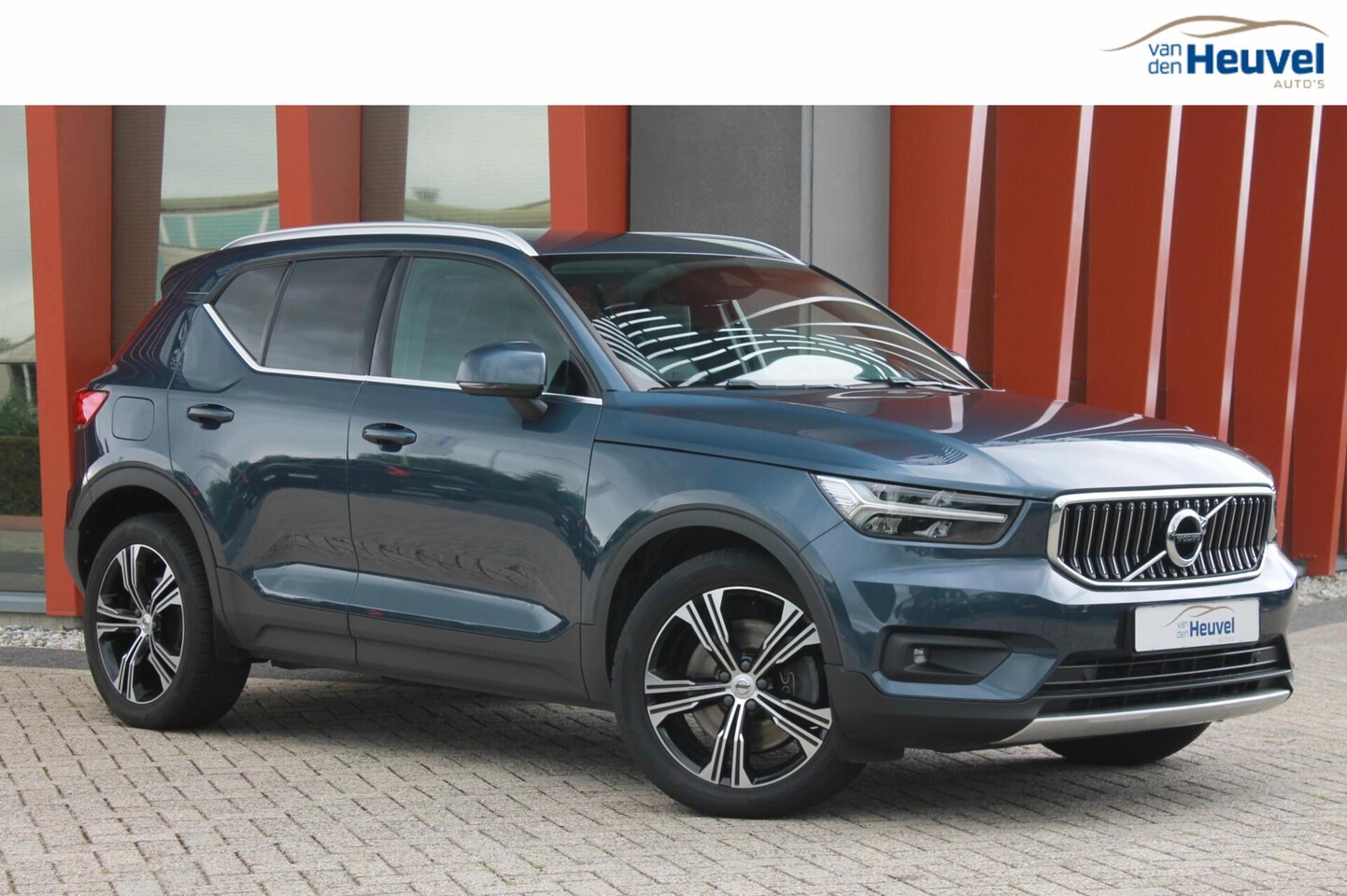 Volvo XC40 - T4 Recharge Inscription | Stoelverwarming | Trekhaak | Leder | Parkeercamera | Keyless - AutoWereld.nl