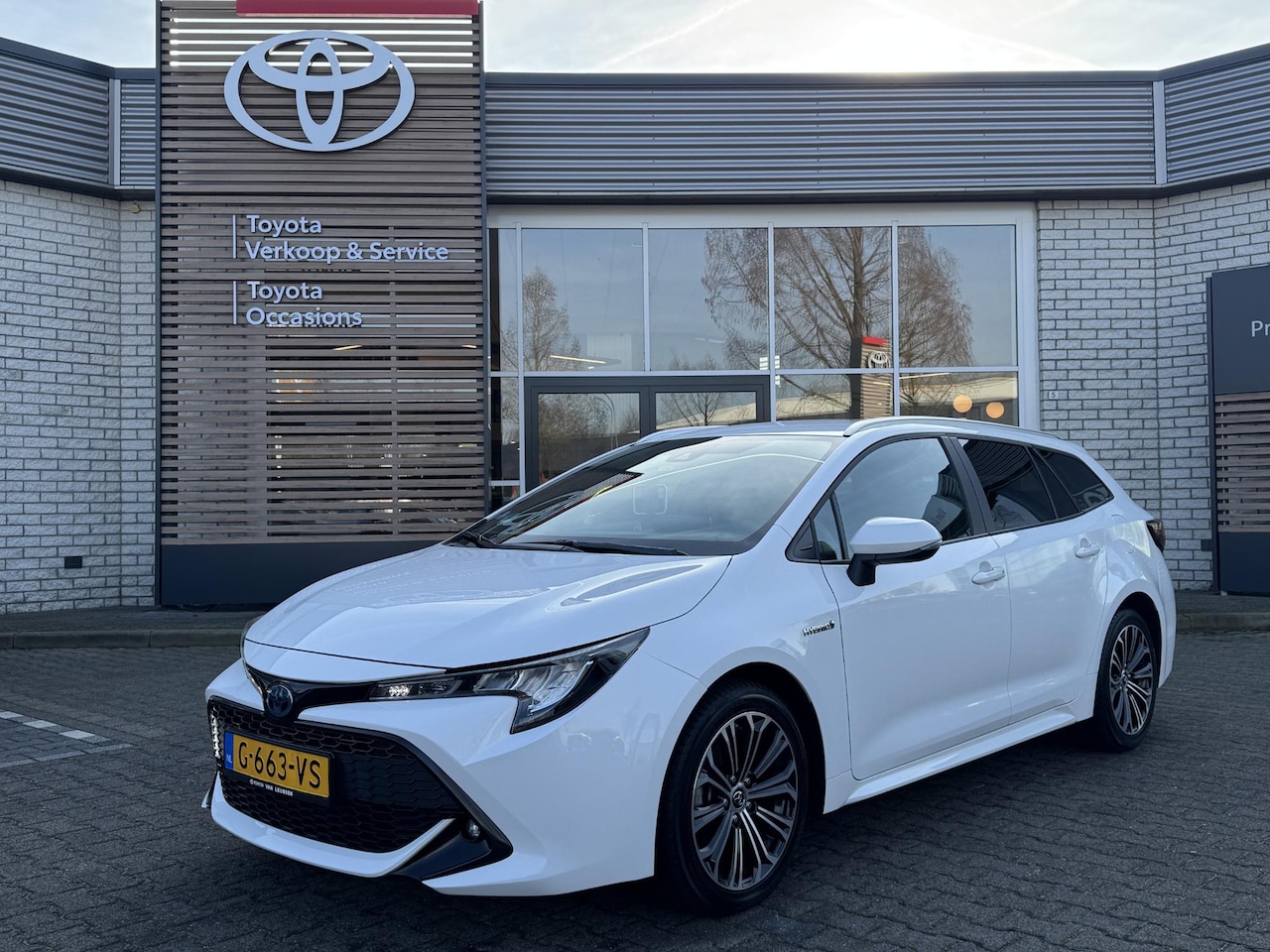 Toyota Corolla Touring Sports - 1.8 HYBRID DYNAMIC STOELVERW APPLE/ANDROID KEYLESS 17" LM-VELGEN CLIMAS AD-CRUISE CAMERA N - AutoWereld.nl