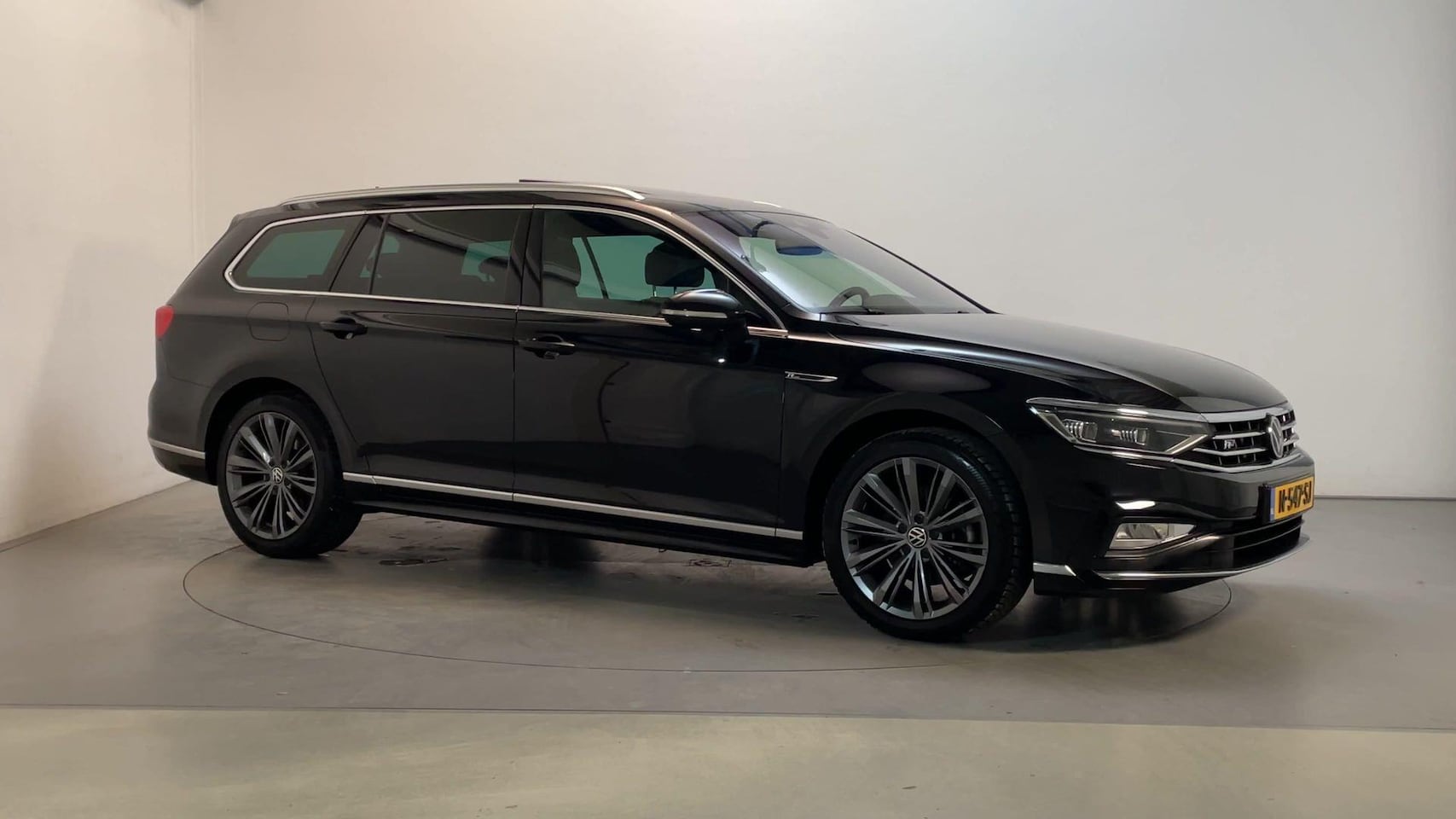 Volkswagen Passat Variant - 1.5 TSI 150pk DSG R-Line Business + Panoramadak Stoelverwarming Navigatie - AutoWereld.nl