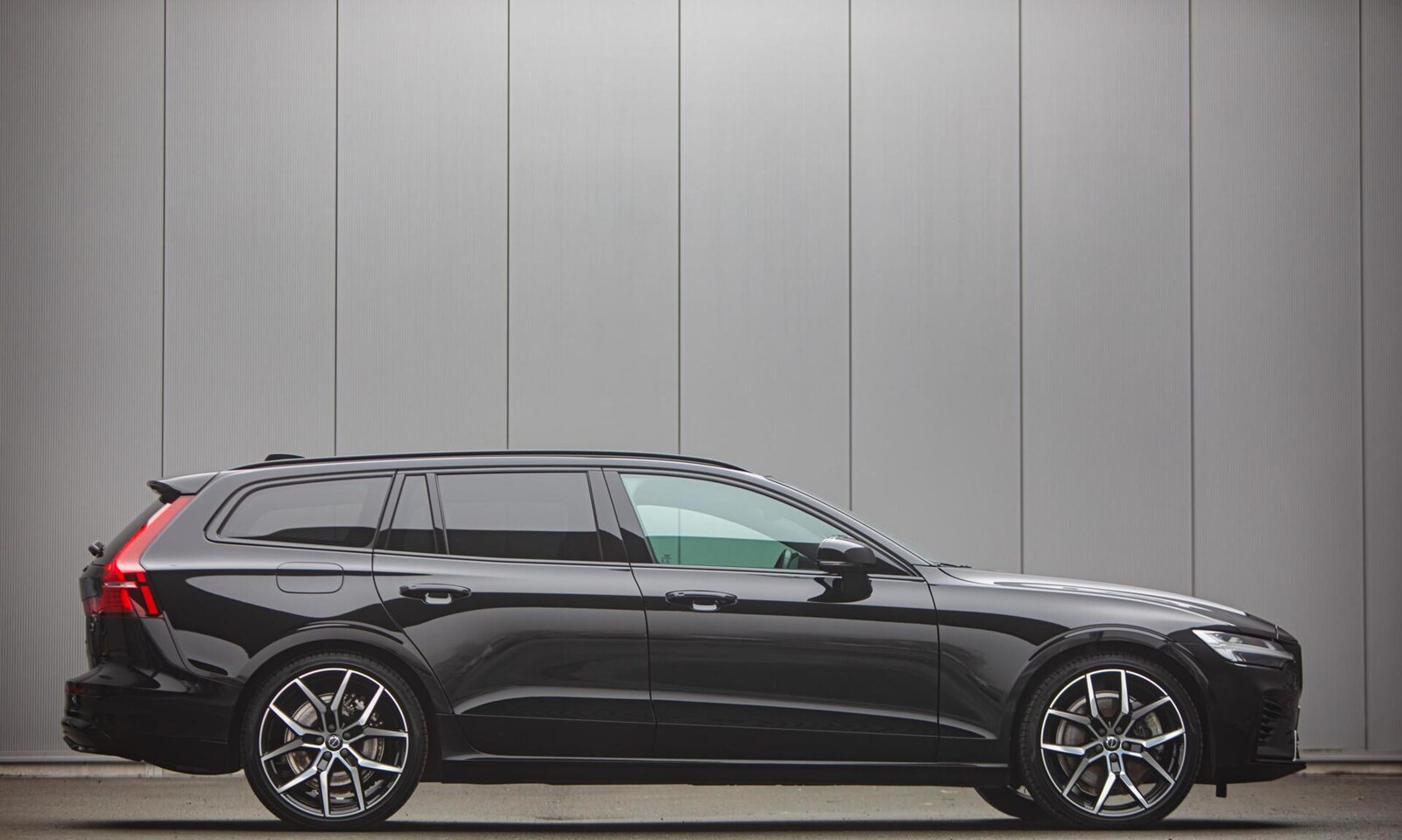 Volvo V60 - 2.0 T8 Plug-in hybrid AWD Plus Dark | Trekhaak | Polestar velgen - AutoWereld.nl