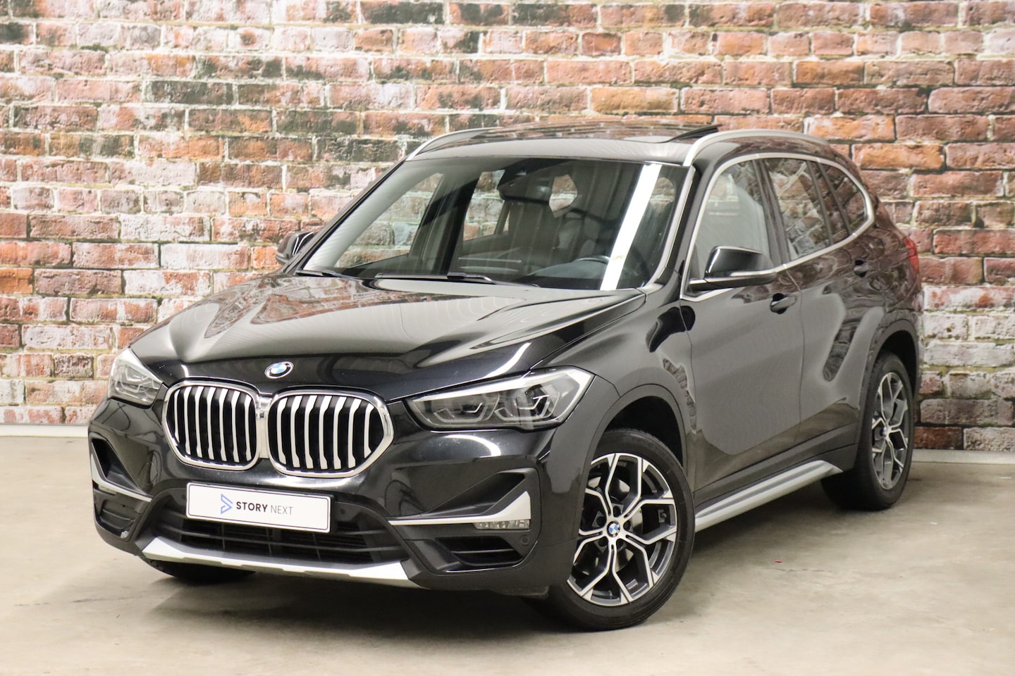 BMW X1 - sDrive20i High Executive xLine Automaat / Navigatiesysteem Plus / Panoramadak / Trekhaak / - AutoWereld.nl