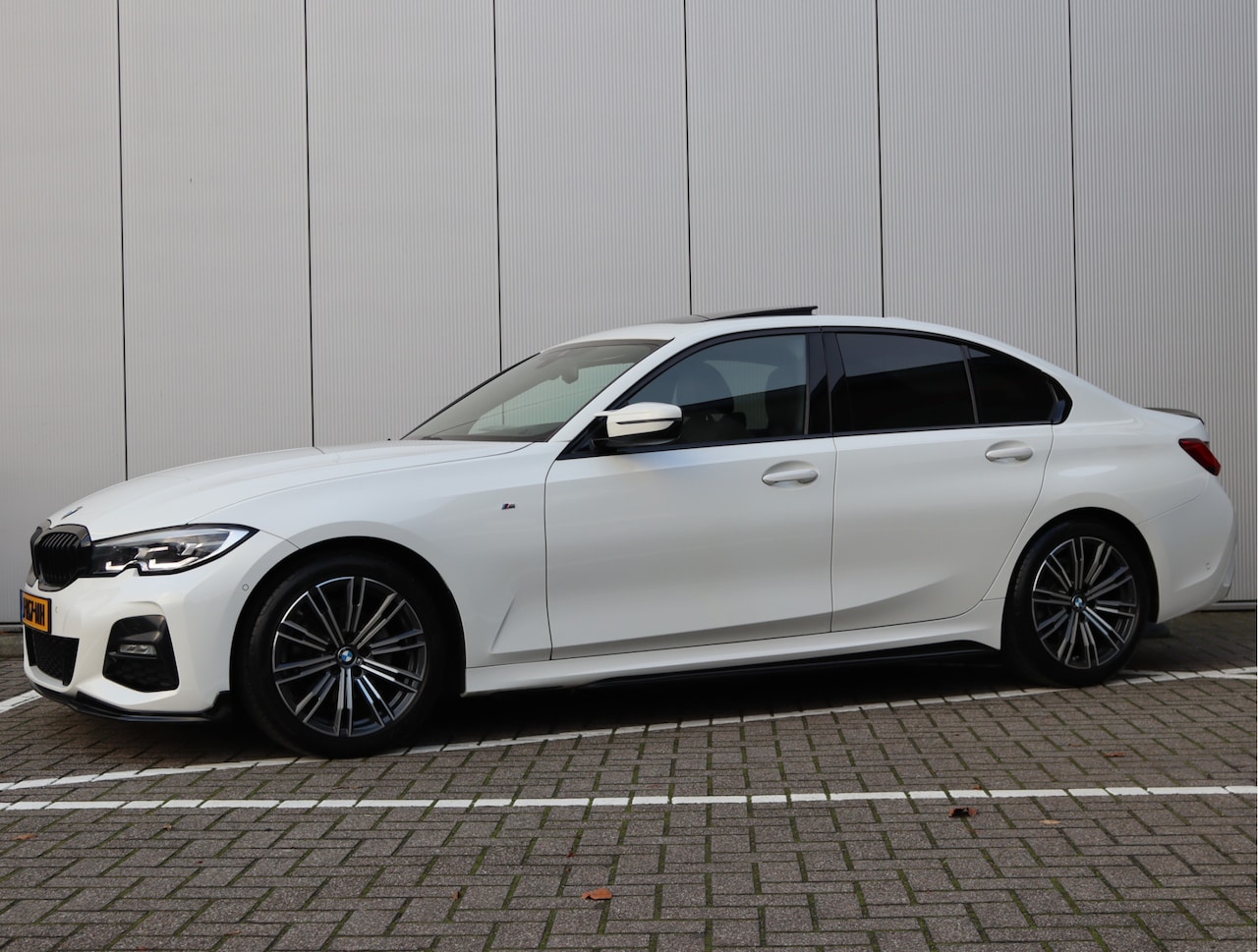 BMW 3-serie - 320i M-sport High Executive | Schuifdak | Camera | Keyless | - AutoWereld.nl
