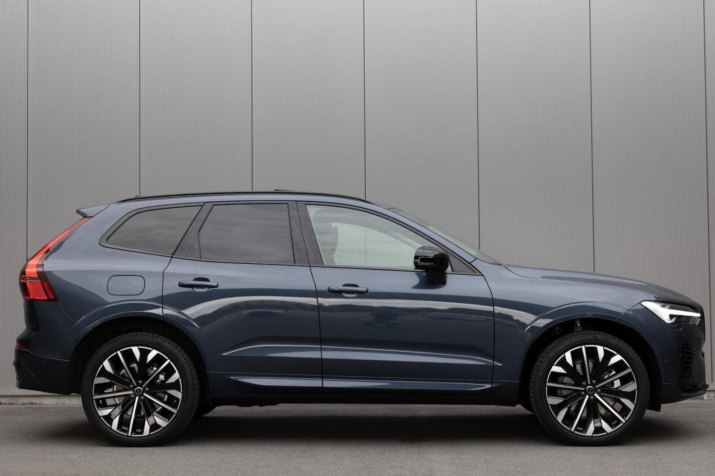 Volvo XC60 - T8 Plug-in hybrid AWD Ultra Dark Snel Leverbaar! Te bestellen! - AutoWereld.nl