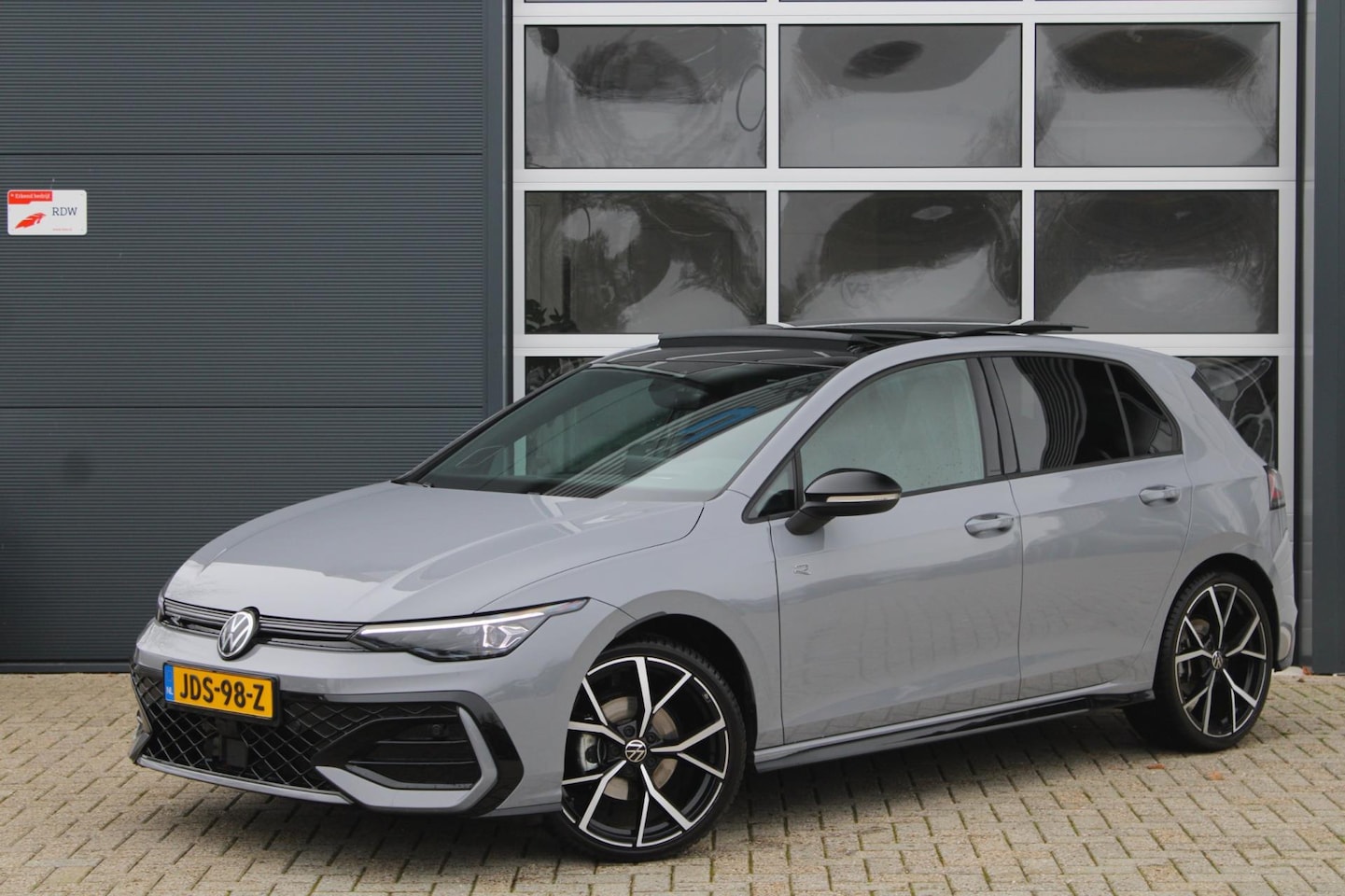 Volkswagen Golf - 1.5 eTSI R-Line| Pano | HUD | HK | IQ | Elek trekhaak - AutoWereld.nl