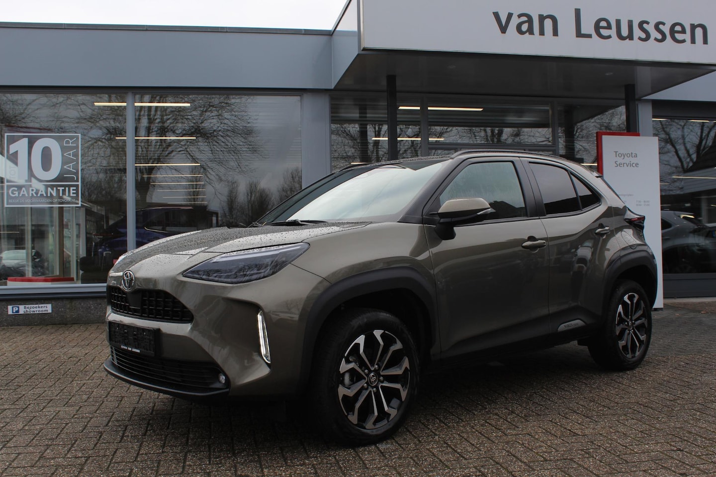 Toyota Yaris Cross - 1.5 HYBRID 115 FIRST EDITION STOEL/STUUR&WISSERVERW. LED DAB KEYLESS PRIVACY GLASS - AutoWereld.nl