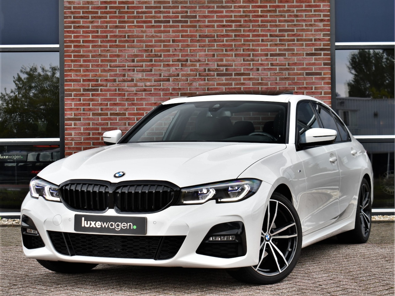 BMW 3-serie - 320i M-Sport Pano 19inch Laser HiFi Shadowline - AutoWereld.nl