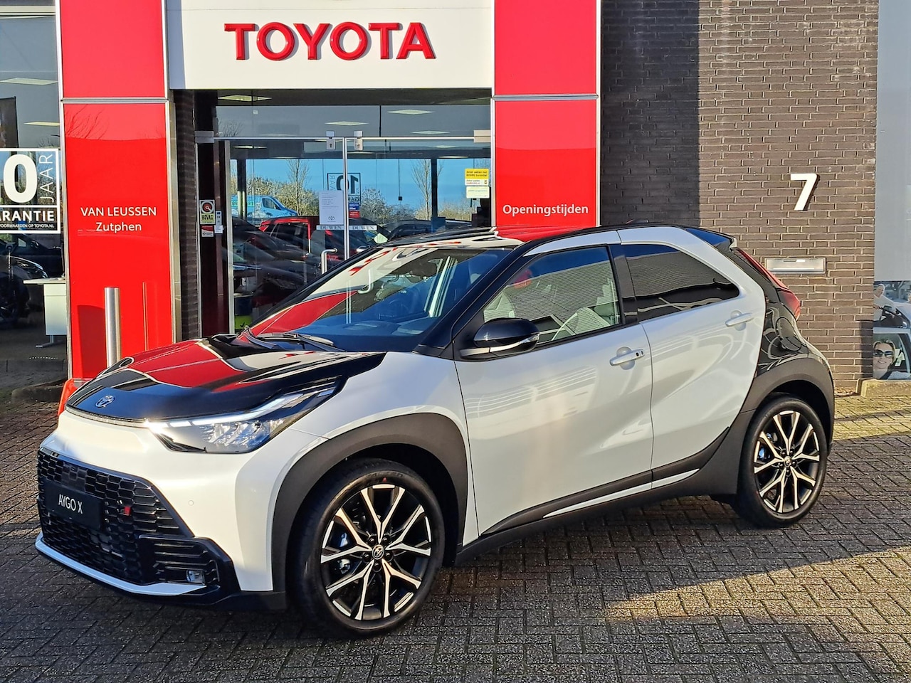 Toyota Aygo X - Hybrid 115 GR Sport NIEUW IN DE SHOWROOM DIRECT LEVERBAAR 18'' LM-VELGEN PDC STOELVERWARMI - AutoWereld.nl