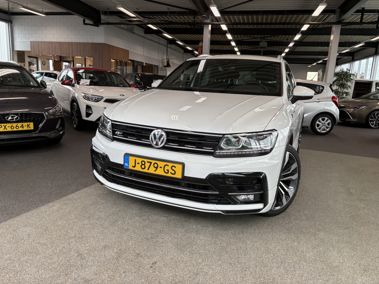 Volkswagen Tiguan - 1.5 TSi 150pk DSG Highline Business R-Line CAMERA/VIRTUAL/20INCH/ORYX WHITE PEARL - AutoWereld.nl