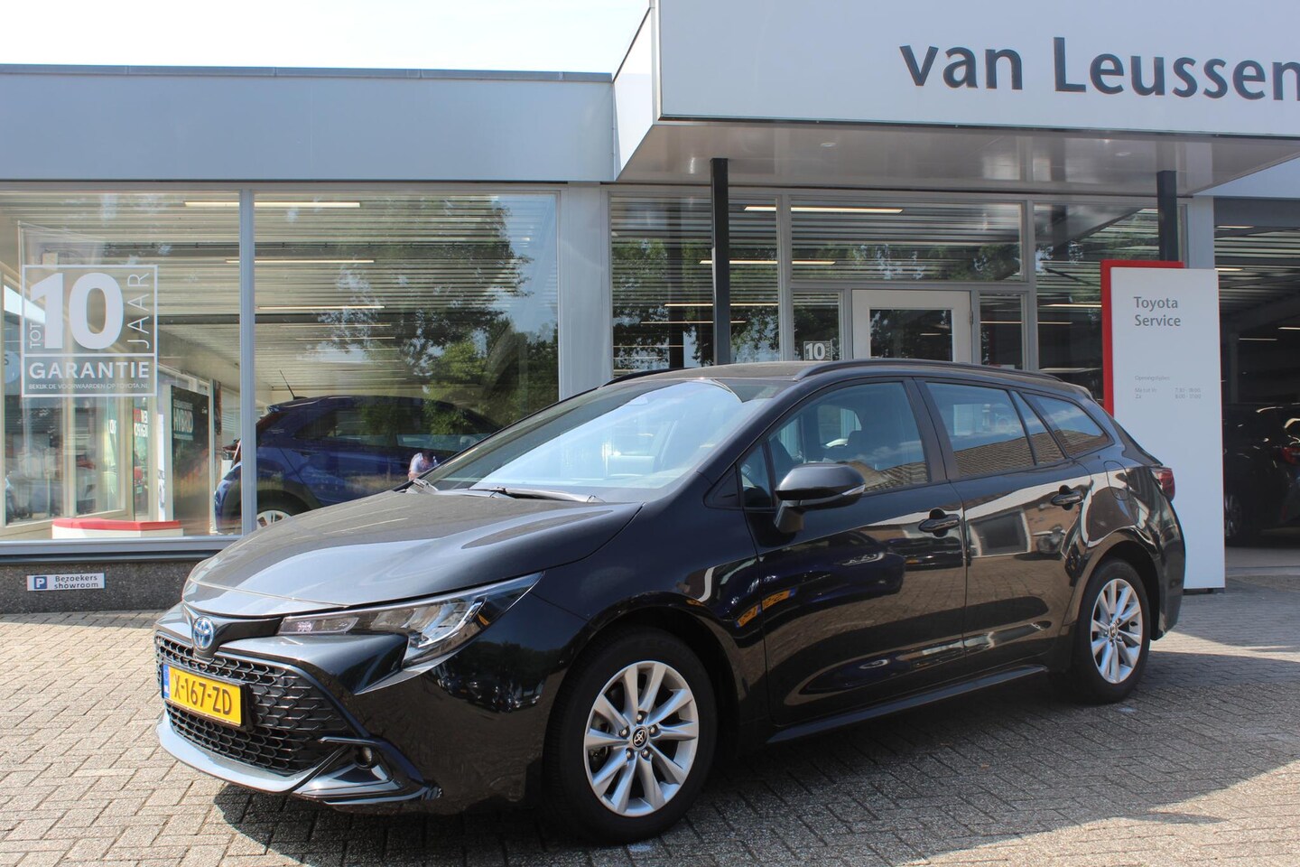 Toyota Corolla Touring Sports - HYBRID 140 AD-CRUISE NAVI LM-VELGEN MET ALL SEASONBANDEN APPLE/ANDROID CAMERA NL-AUTO 1E-E - AutoWereld.nl