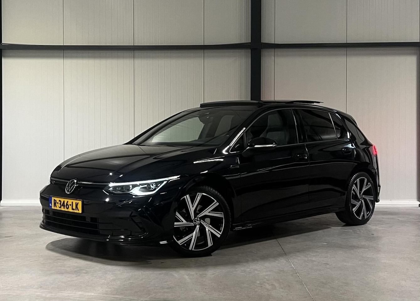 Volkswagen Golf - 1.5 eTSI R-Line Pano Carplay Sfeer IQ Light - AutoWereld.nl