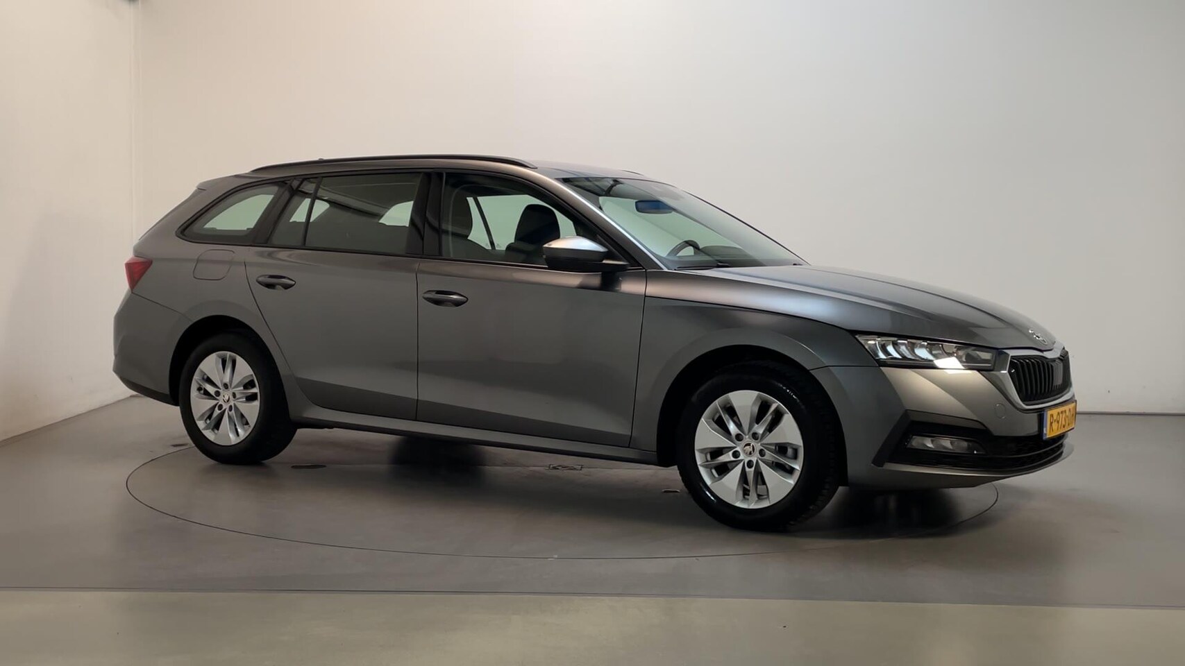 Skoda Octavia Combi - 1.0 e-TSI DSG Business Edition Virtual Cockpit Navigatie Parkeersensoren - AutoWereld.nl