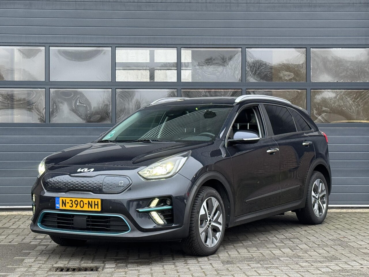 Kia e-Niro - EXECUTIVELINE 64 KWH I 100% SOH I 3-FASE I SCHUIF/KANTELDAK I MEMORY SEATS - AutoWereld.nl