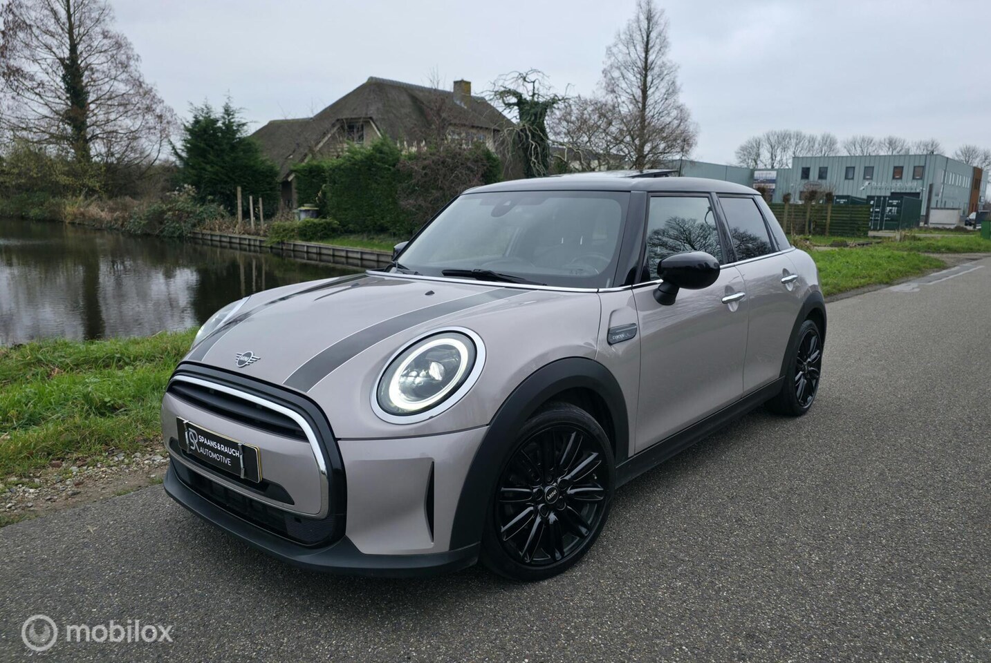 MINI Cooper - Mini 1.5 Camden Edition / Pano / Leder / Camera - AutoWereld.nl