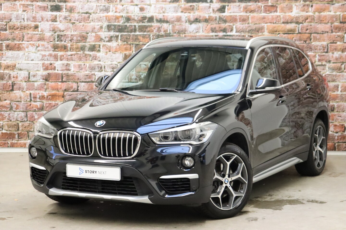 BMW X1 - sDrive18i Executive xLine Automaat / Trekhaak / Parkeersensoren voor+achter / Cruise Contr - AutoWereld.nl