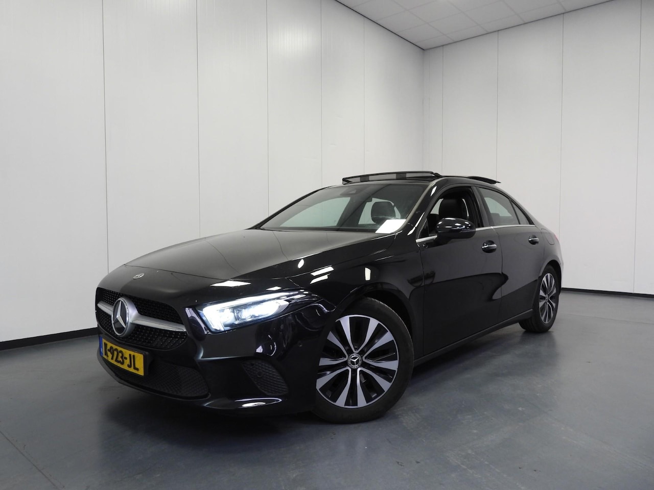 Mercedes-Benz A-klasse - A180 Premium Plus LEER/SCHUIFDAK/SFEER/BURMESTER/17"LMV! - AutoWereld.nl