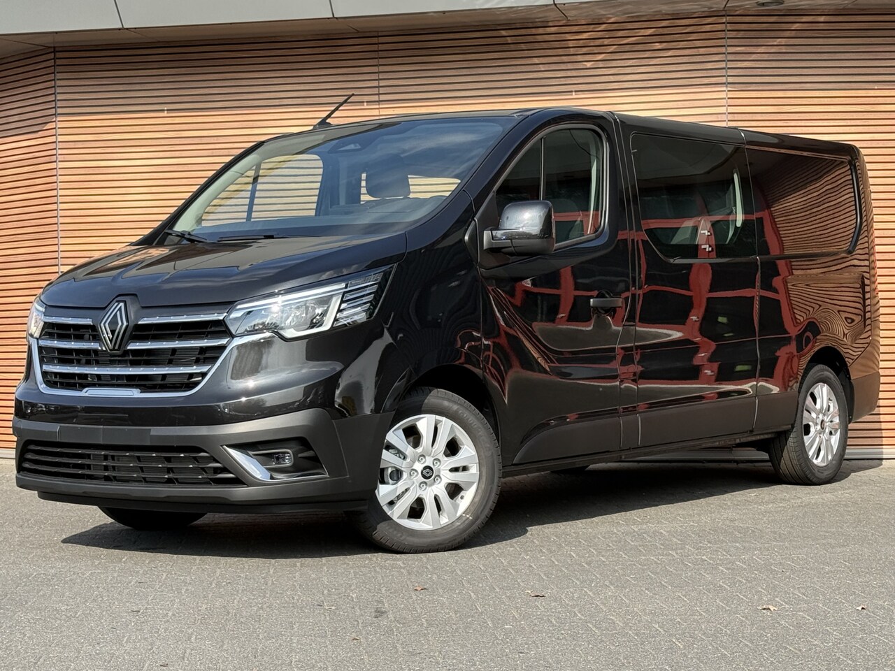 Renault Trafic - 2.0 dCi 130 L2H1 Advance DC Camera / Trekhaak / Carplay / Clima / LED - AutoWereld.nl