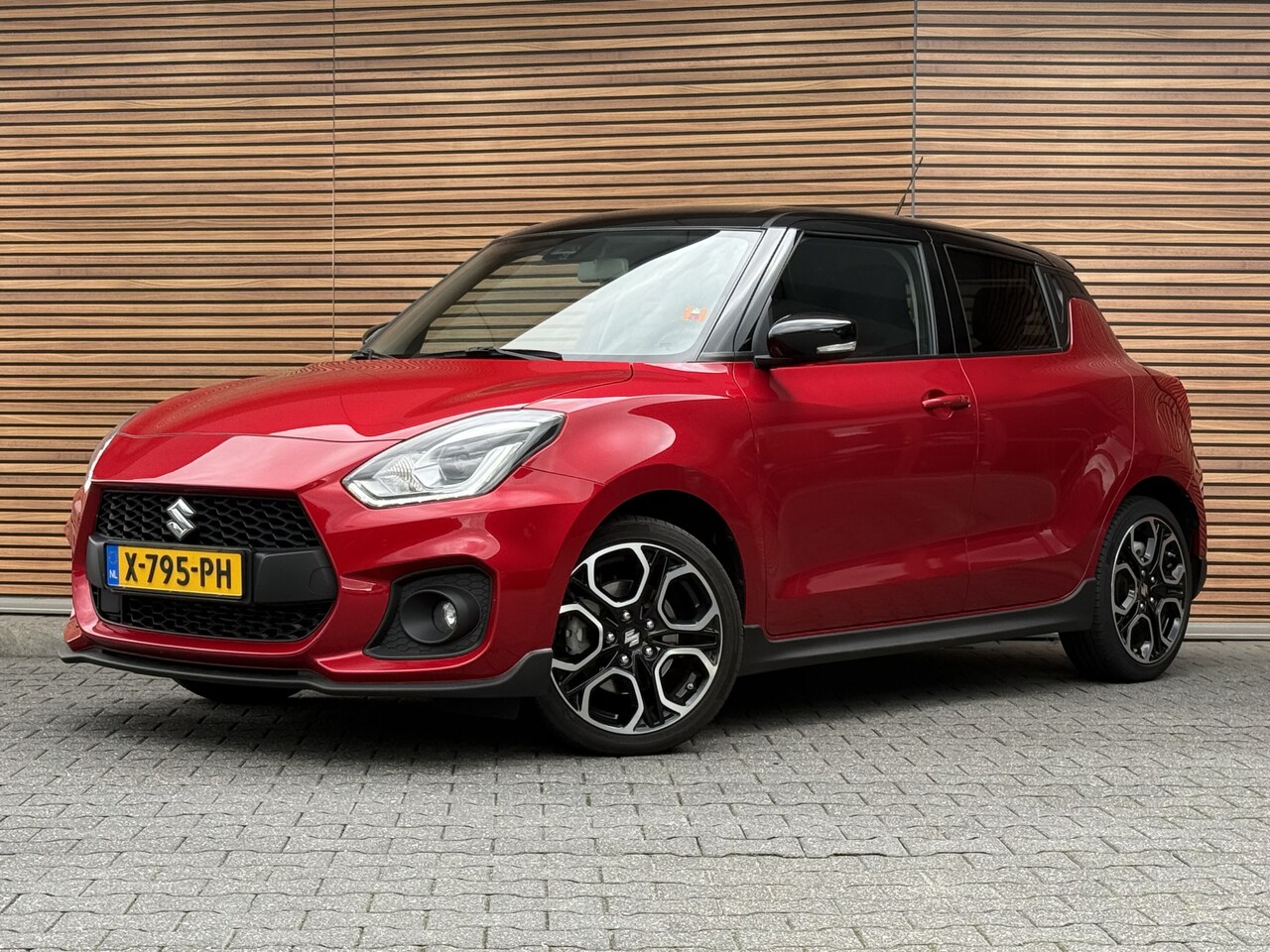 Suzuki Swift - 1.4 Sport Smart Hybrid NL-Auto! Adapt. Cruise / Camera / Navigatie / Dealer onderhouden! - AutoWereld.nl