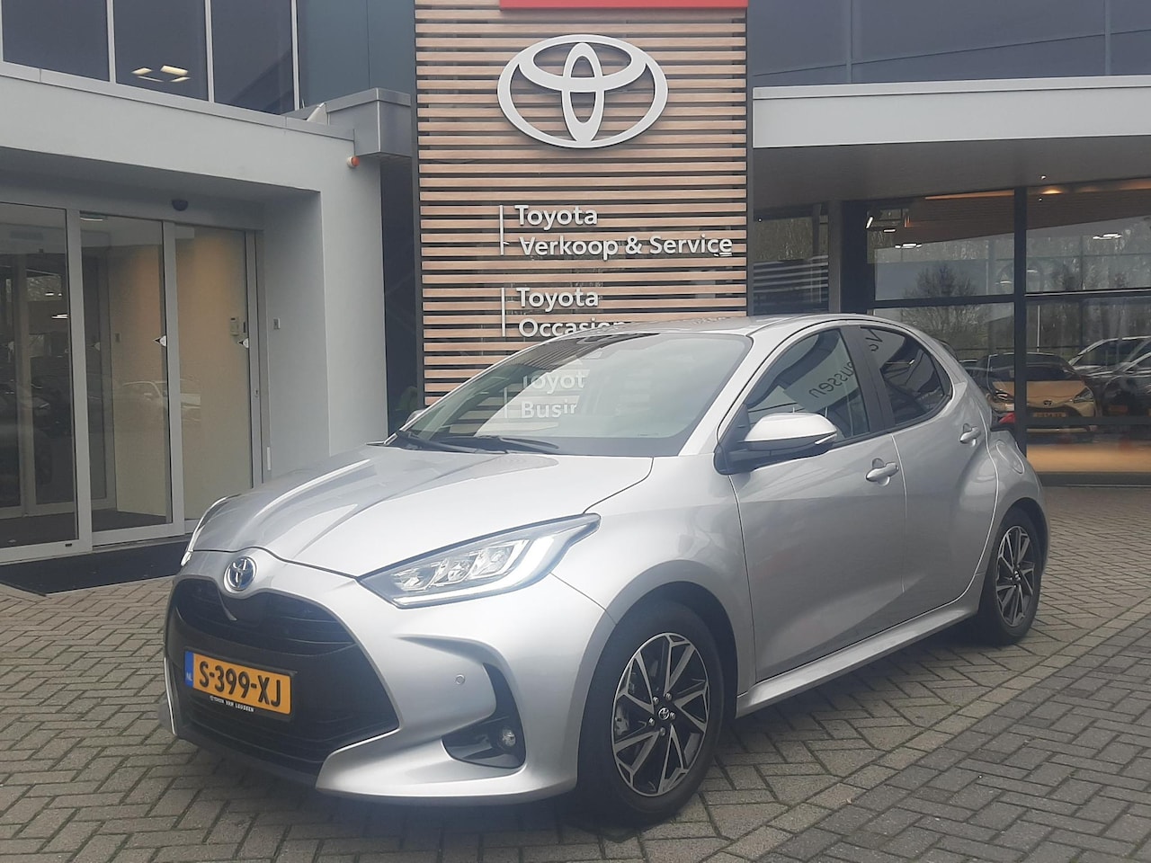 Toyota Yaris - 1.5 HYBRID BUSINESS BLIND SPOT KEYLESS STOELVERW PRIVACY GLASS PARK-SENSOREN APPLE/ANDROID - AutoWereld.nl