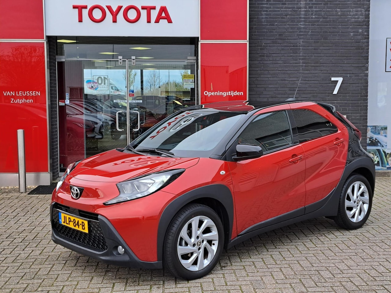 Toyota Aygo X - PULSE AUTOMAAT CAMERA STOELVERW. CLIMA 17"LM-VELGEN ADAPTIVE CRUISE PRIVACY-GLASS - AutoWereld.nl
