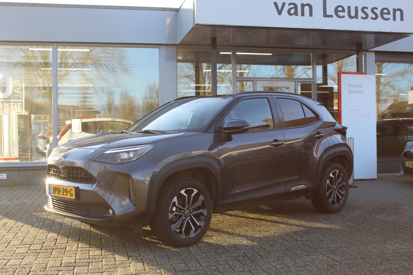 Toyota Yaris Cross - 1.5 Hybrid 115 First Edition STOEL/STUUR&WISSERVERW. KEYLESS AD-CRUISE LED DAB PRIVACY GLA - AutoWereld.nl