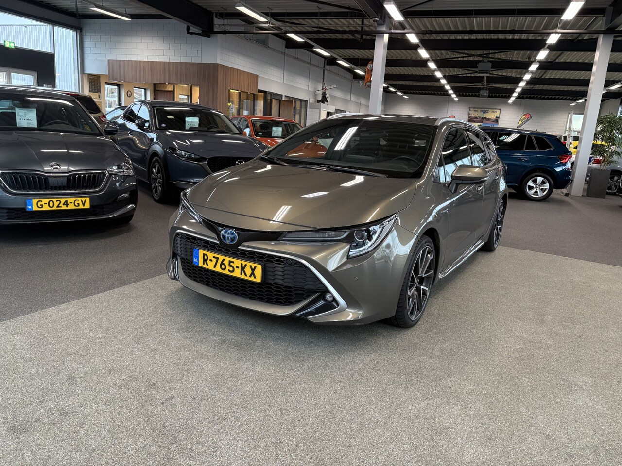 Toyota Corolla Touring Sports - 2.0 Hybrid 180pk Premium Automaat LEDER/KEYLESS/CAMERA/DODEHOEK/18INCH/LED/PDC/STOELVERWAR - AutoWereld.nl
