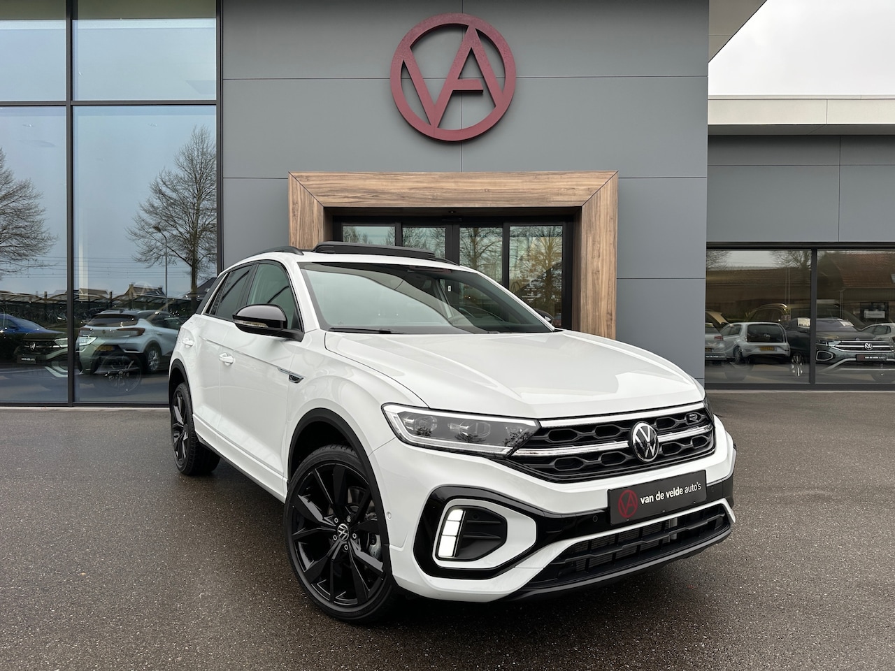 Volkswagen T-Roc - 1.5 TSI R-Line | Black style | Panoramadak | 19 inch | Camera | Keyless | Dode hoek | Rijk - AutoWereld.nl