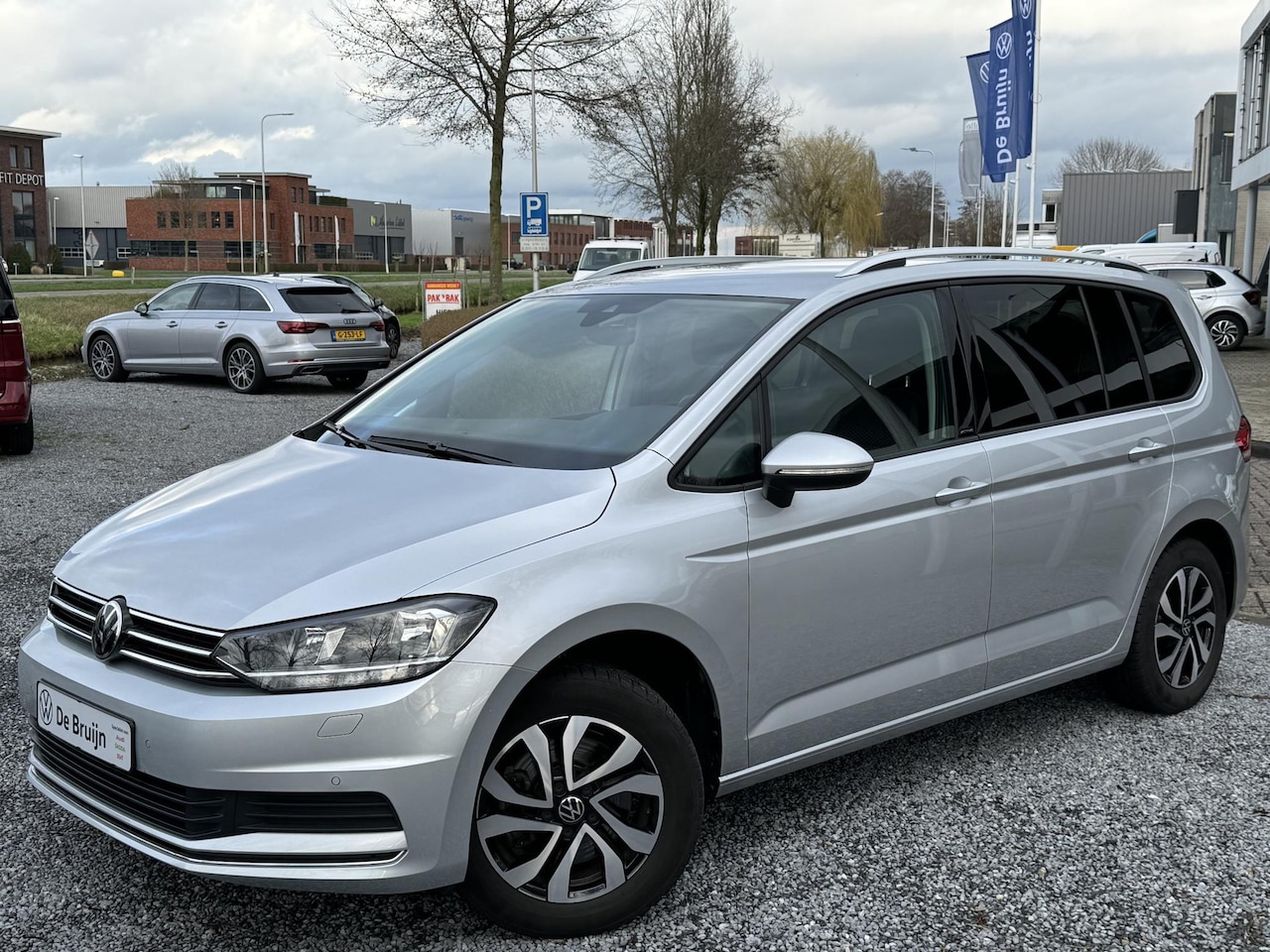 Volkswagen Touran - 1.5 TSI 150pk DSG Comfortline 7p (5j gar,Navi,Clima,Pdc,App) - AutoWereld.nl