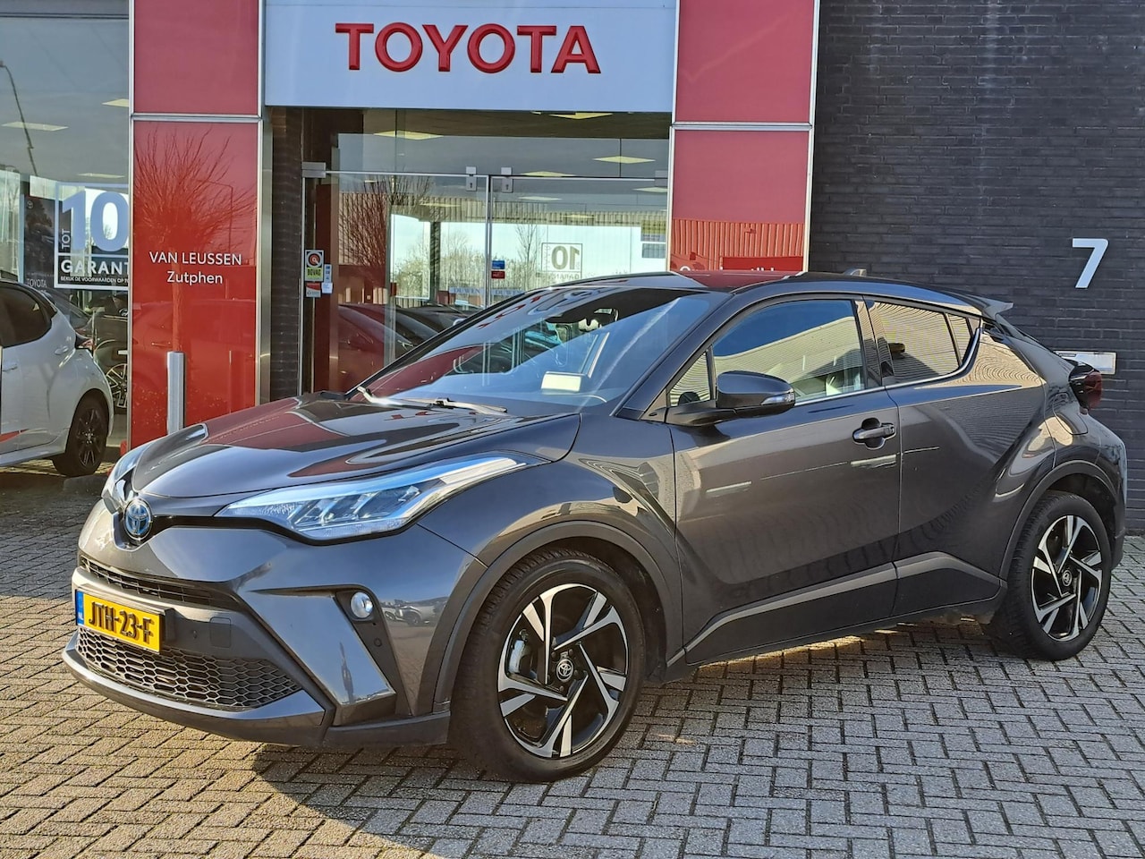 Toyota C-HR - 1.8 Hybrid Dynamic BLIND-SPOT PARKSENSOR V+A NAVI APPLE/ANDROID STOELVERW - AutoWereld.nl