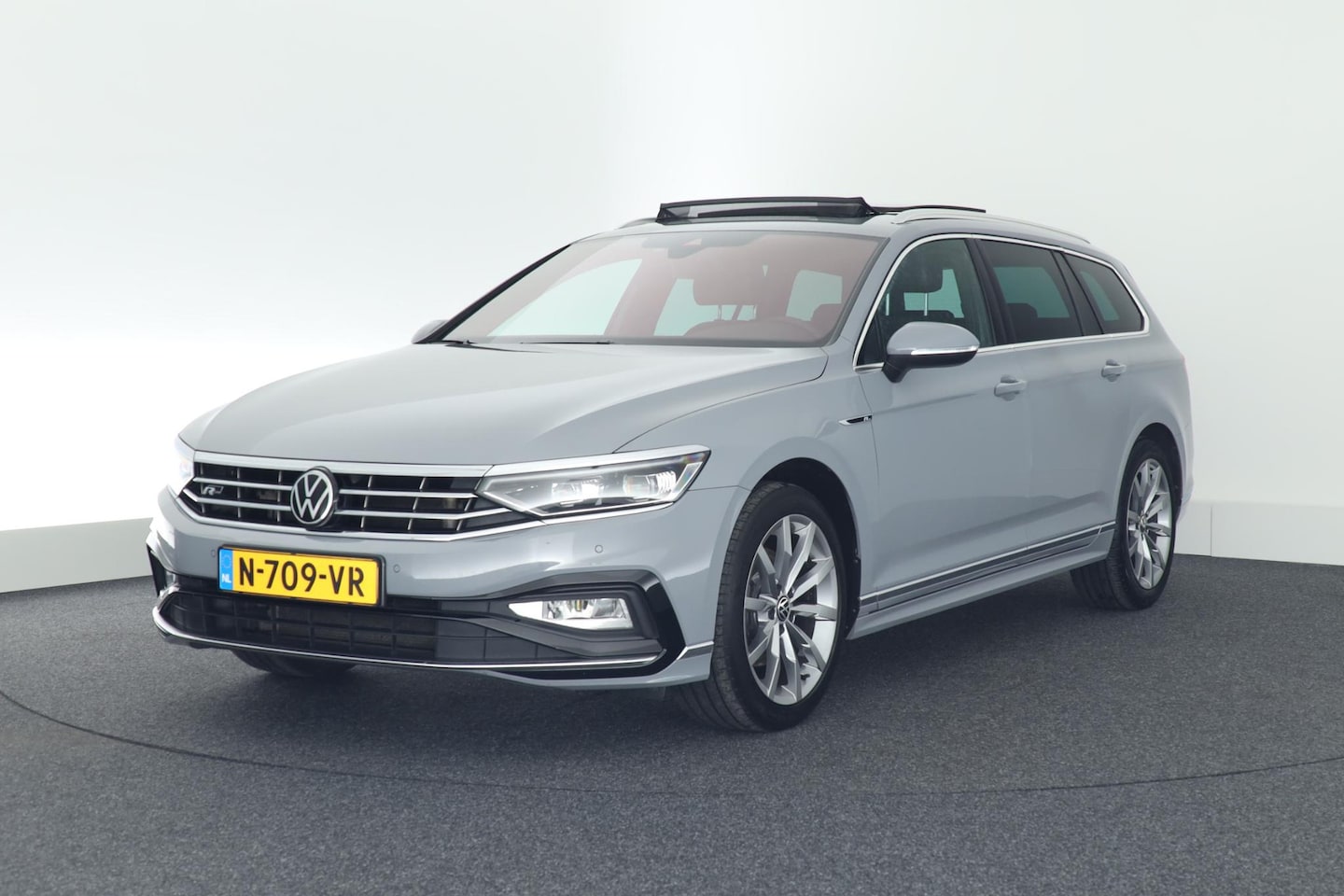 Volkswagen Passat Variant - 1.5 TSI 150pk DSG R-Line Business Leder Camera Panoramadak Keyless Virtual Cockpit Navigat - AutoWereld.nl