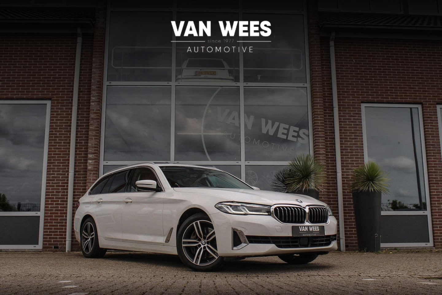 BMW 5-serie Touring - 540i xDrive High Executive Luxury-Line | 1e eigenaar | 334 pk | Facelift | Dakraam | LED | - AutoWereld.nl