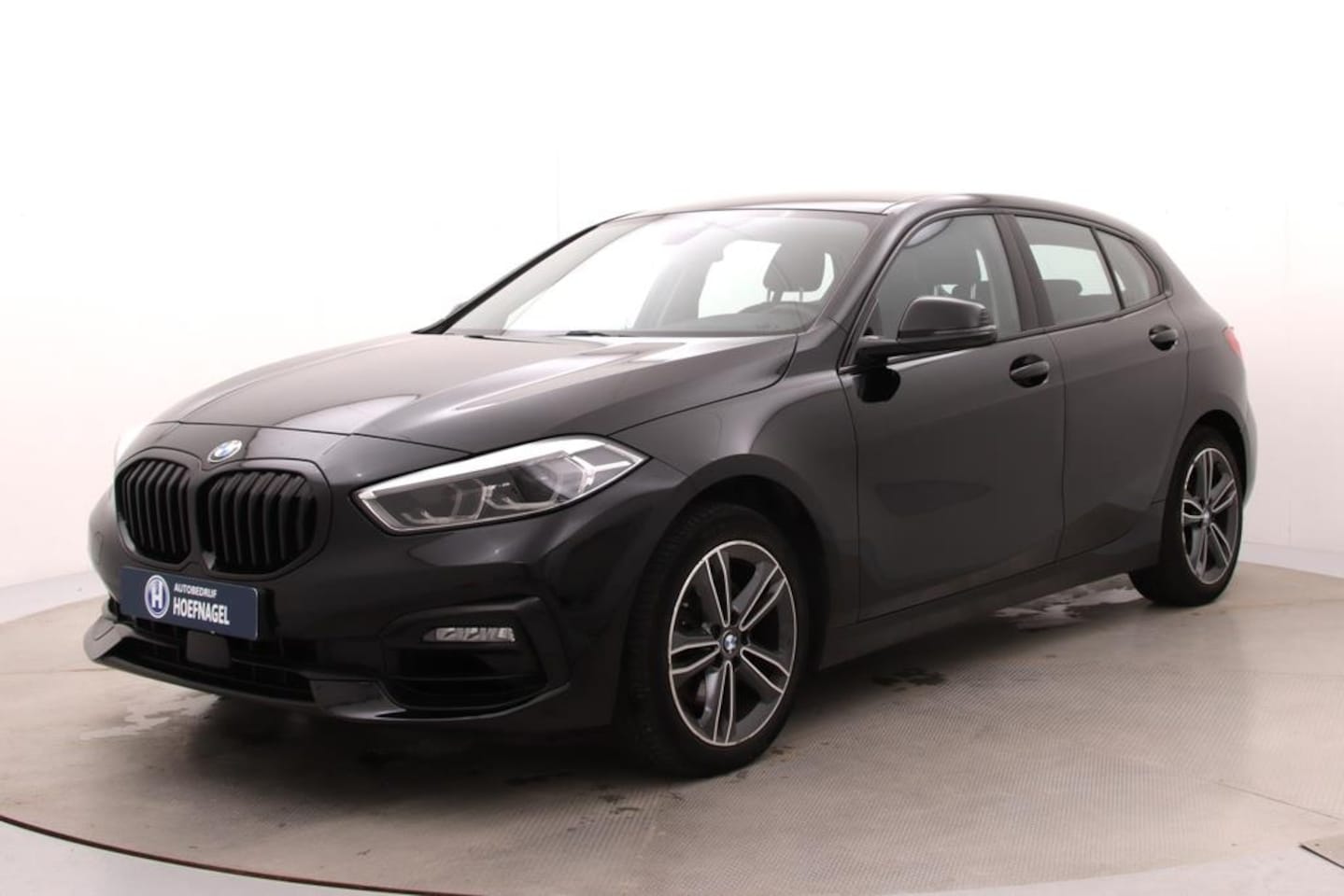 BMW 1-serie - 118i Executive | Automaat | Cruise control | CarPlay | Trekhaak | Stoelverwarming - AutoWereld.nl