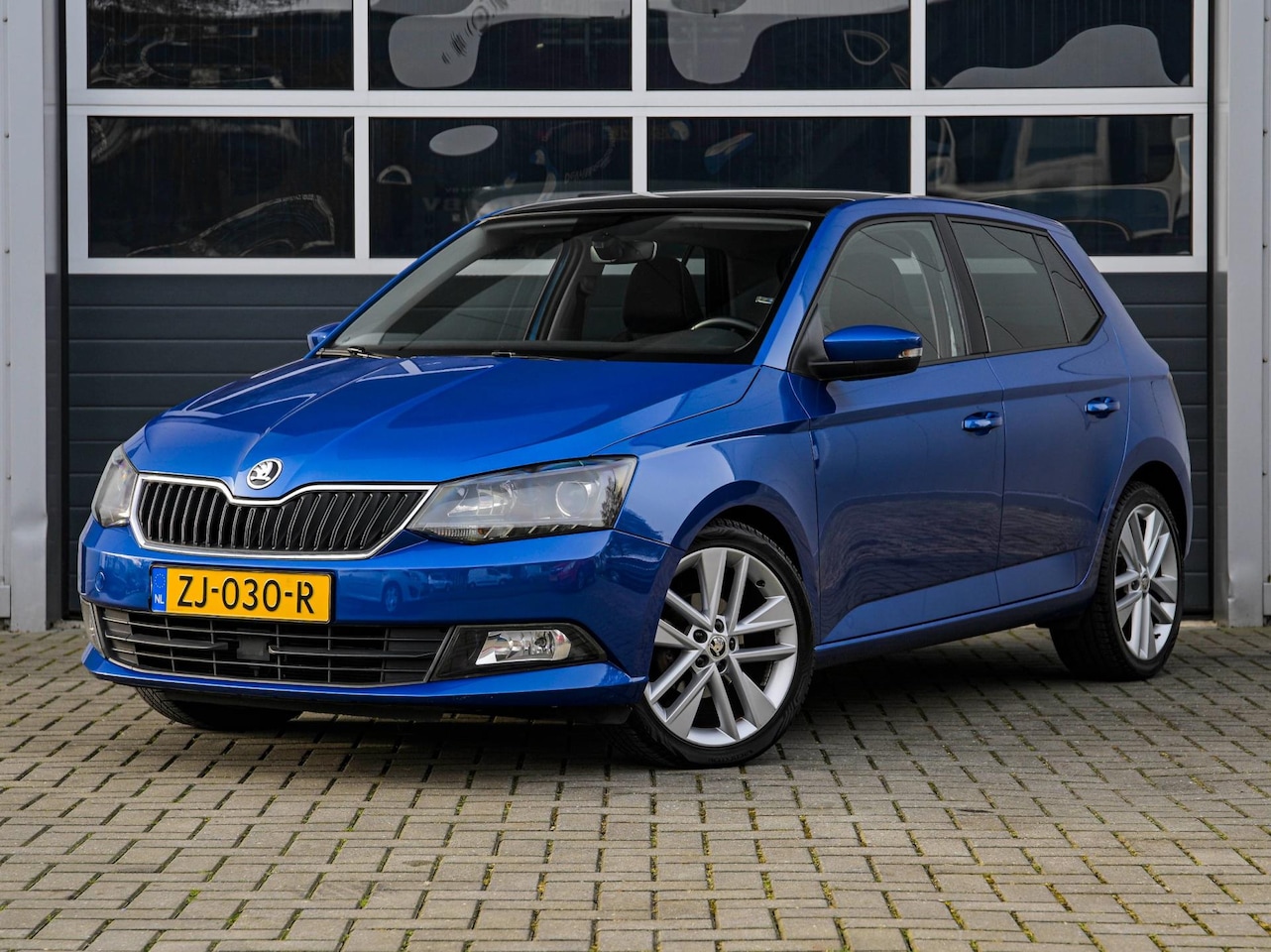 Skoda Fabia - 1.2 TSI Ambition | Panoramadak | Climate control | Cruise control | Stoelverwarming | 17'' - AutoWereld.nl