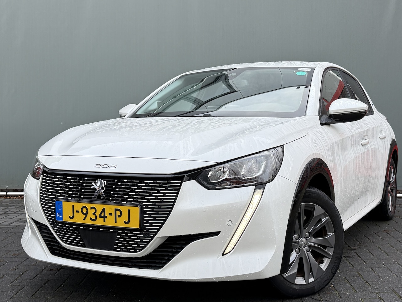 Peugeot e-208 - BWJ 2020 EV Allure 136 PK Première 1 fase 50 kWh FULL LED | STOELVERW. | HALF LEDER | LANE - AutoWereld.nl
