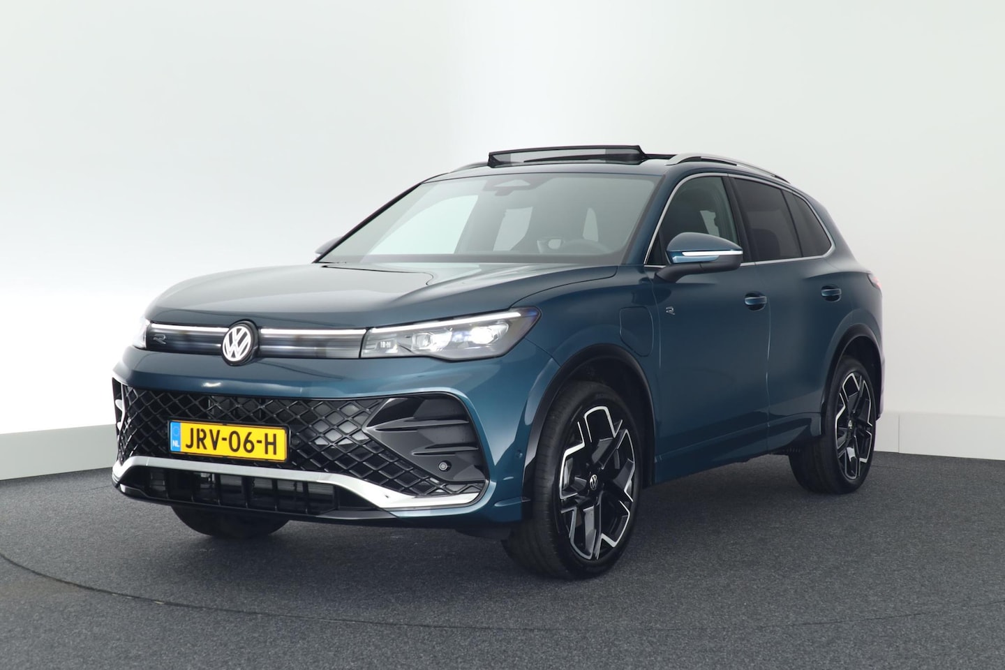 Volkswagen Tiguan - 1.5 272pk eHybrid R-Line Edition Trekhaak Camera Keyless Massage Virtual Cockpit Panoramad - AutoWereld.nl