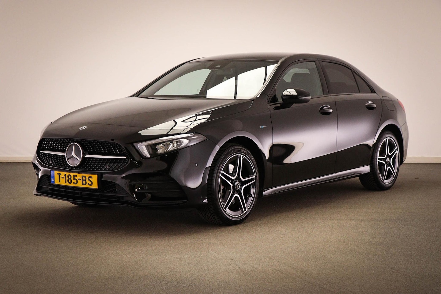 Mercedes-Benz A-klasse - 250 e Premium Plus | SFEERVERLICHTING | DAB | APPLE | 18" | AMG | - AutoWereld.nl