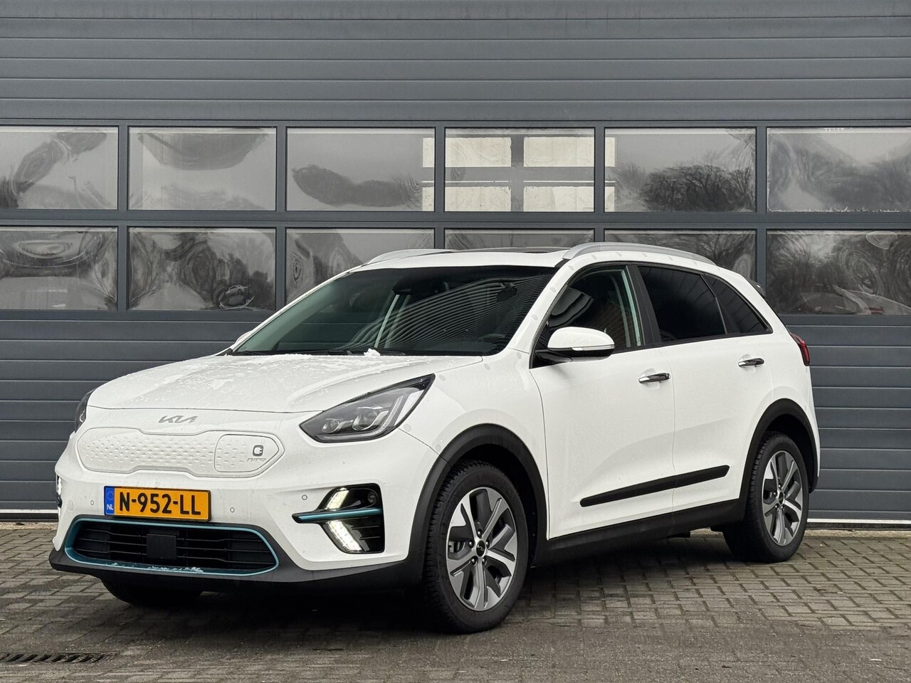 Kia e-Niro - EXECUTIVELINE 64 KWH I 3-FASE I 100% SOH I SCHUIFDAK I MEMORY SEATS I CLIMATE CONTROL - AutoWereld.nl