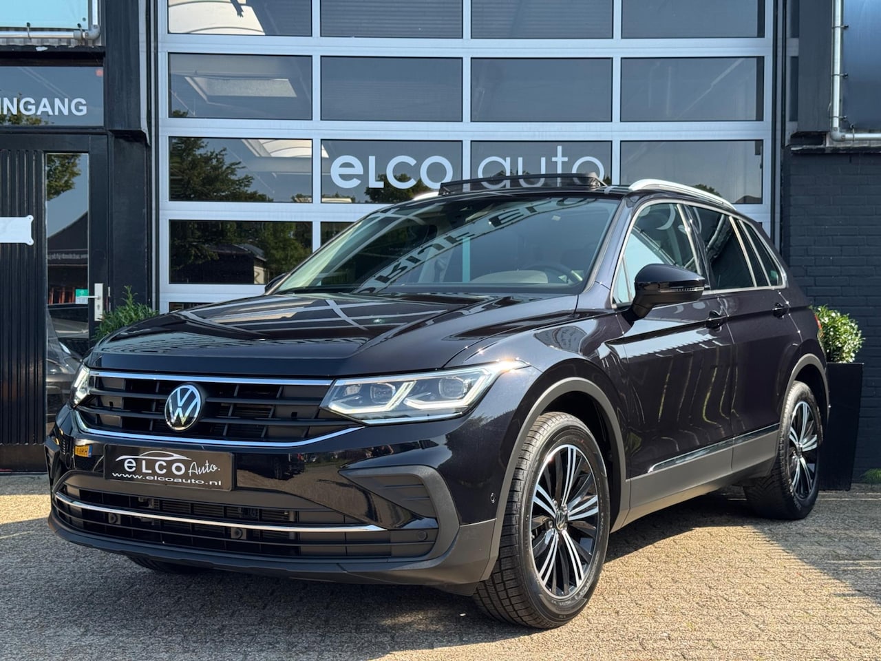 Volkswagen Tiguan - 1.5 TSI Life Business / Pano / IQ Light / Trekhaak - AutoWereld.nl