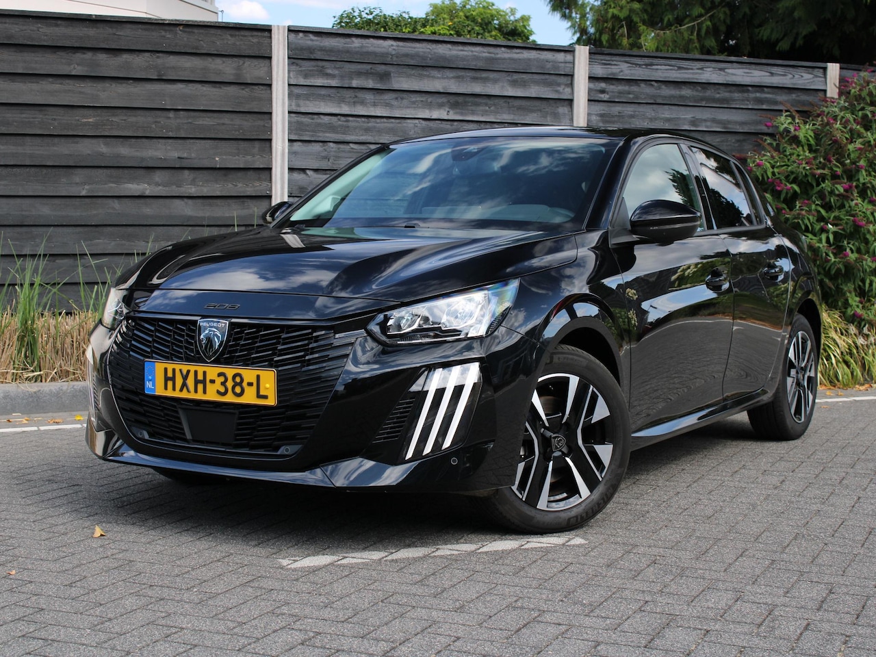 Peugeot 208 - Allure 1.2 Hybrid 100PK e-DCS6 Automaat Navigatie, Achteruitrijcamera, Stoelverwarming, Ad - AutoWereld.nl