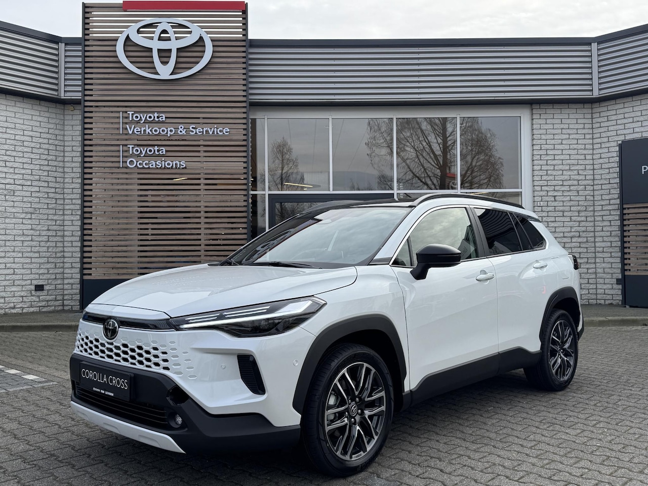Toyota Corolla Cross - HYBRID 180 EXECUTIVE NIEUW & DIRECT LEVERBAAR!!! PANO-DAK PARK-SENSOREN BLIND-SPOT 360° CA - AutoWereld.nl