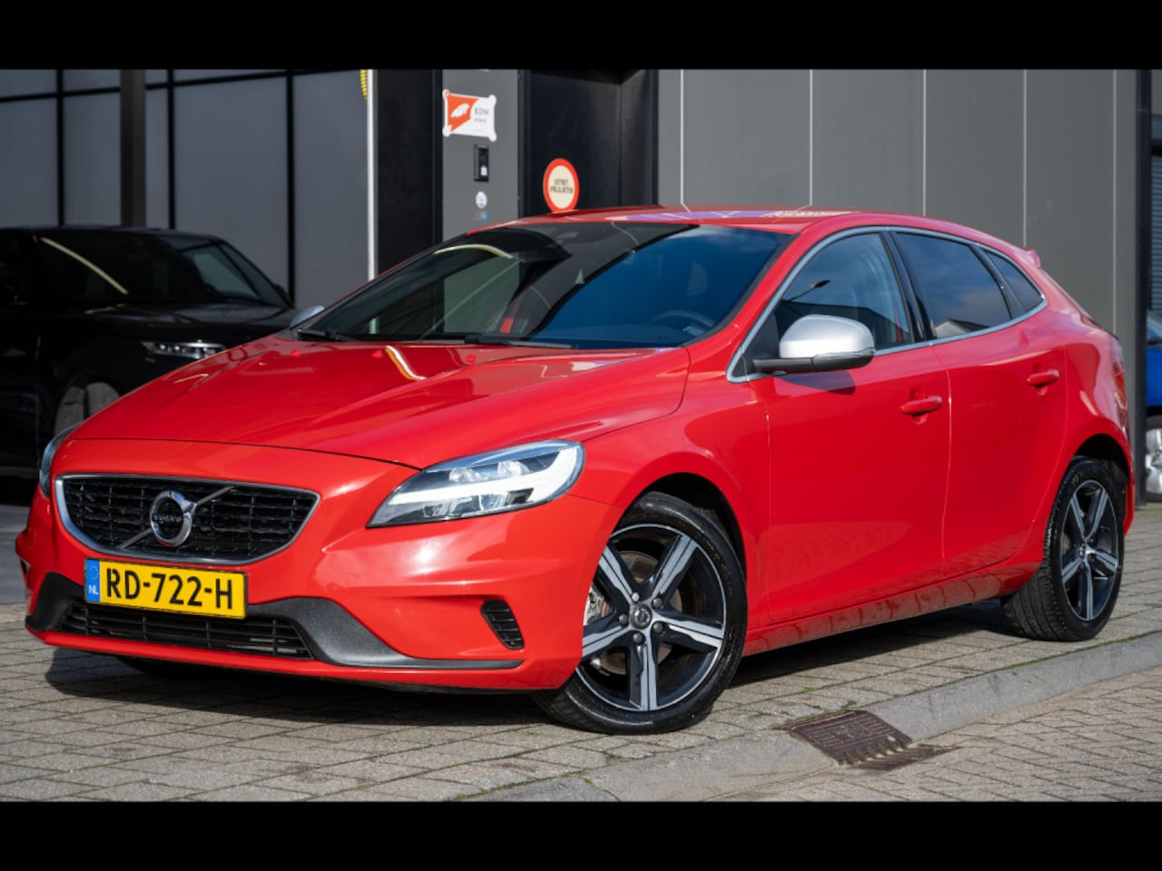 Volvo V40 - 2.0 T4 Business Sport|R-DESIGN|LEDER/ALCANTARA - AutoWereld.nl