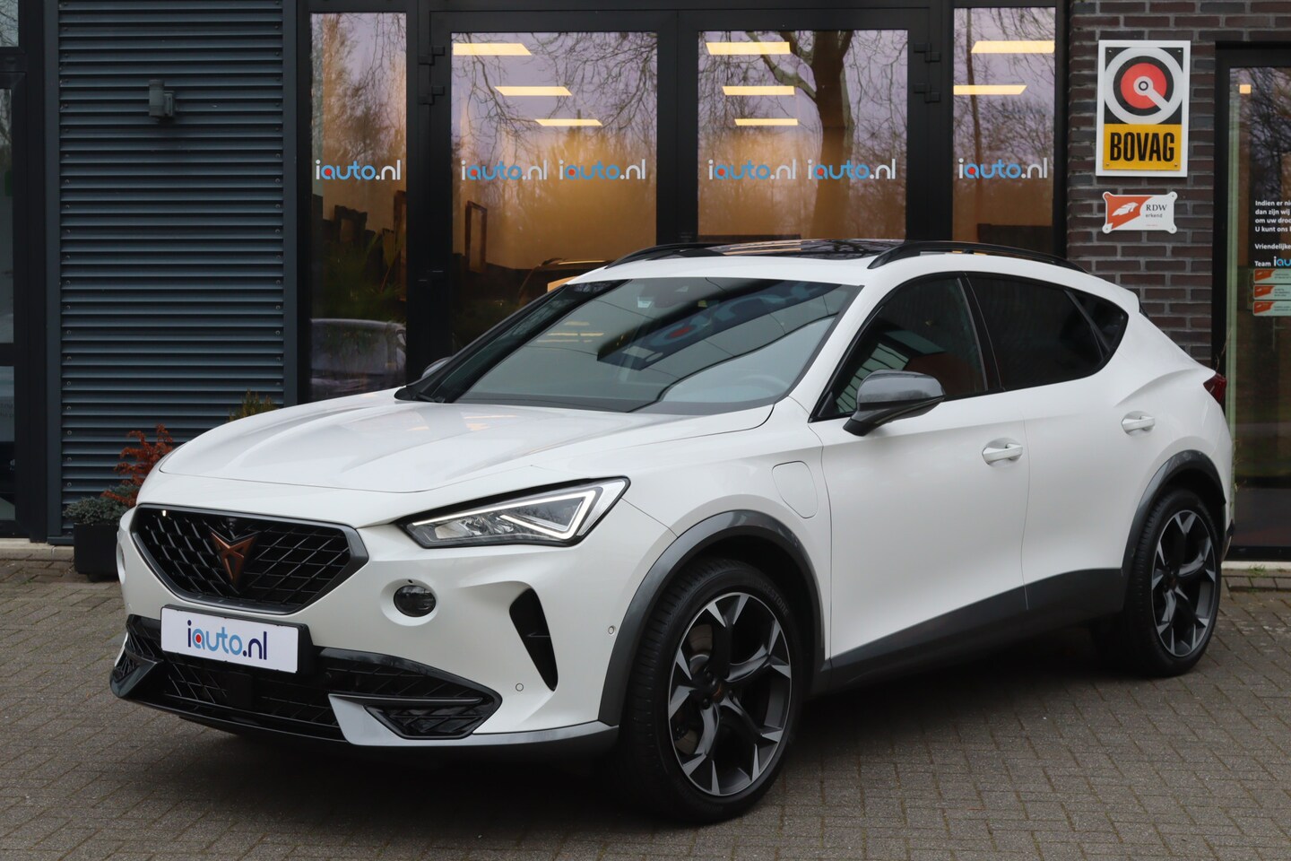 CUPRA Formentor - 1.4 e-Hybrid VZ Performance Pano/Leder/Matrix LED/Elek. kuipstoelen+mem/360/Keyless/DCC/19 - AutoWereld.nl