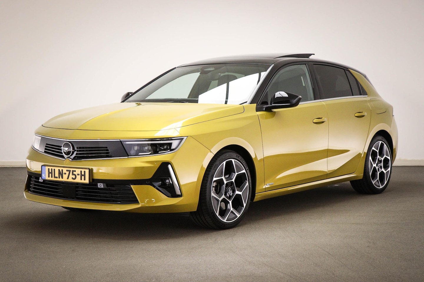 Opel Astra - 1.6 Hybrid ULTIMATE | PANORAMADAK | AGR | HEAD UP | 360 CAMERA | 18" | MULTIMEDIA NAVIGATI - AutoWereld.nl