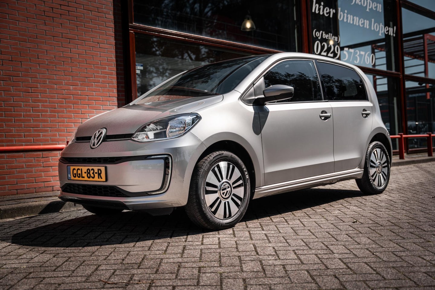Volkswagen e-Up! - 16Kwh |Snellaadaansluiting | Cruise control | Parkeer hulp | Camera | Stoelverwarming | Cl - AutoWereld.nl
