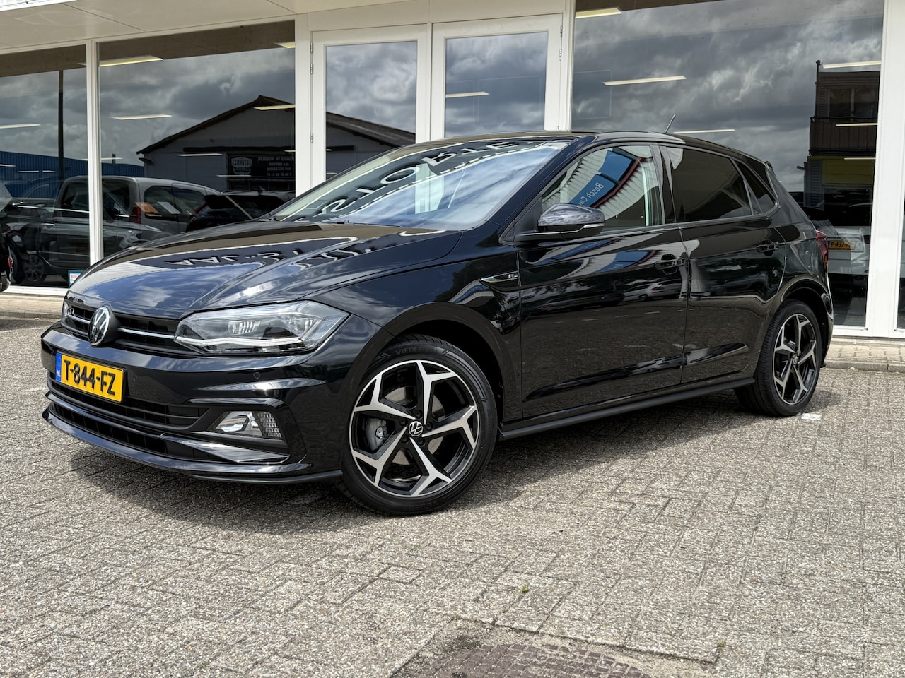 Volkswagen Polo - 1.0 TSI Highline R | LED | Pano | Keyless | PDC v+a incl camera | Apple Carplay | ECC | Af - AutoWereld.nl
