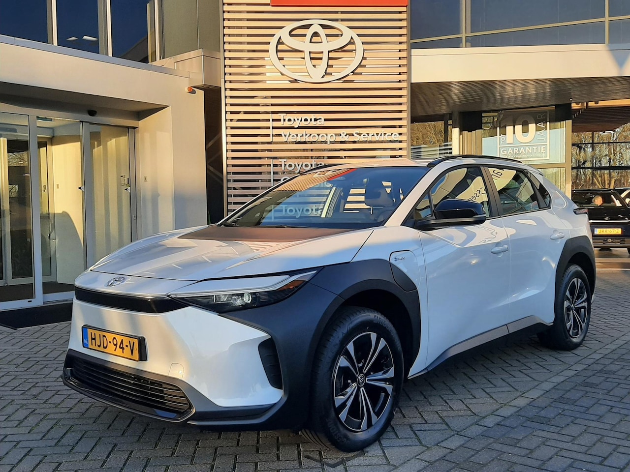 Toyota bZ4X - 71 kWh WARMTEPOMP 3-FASE 150 kW-LADEN NAVI APPLE/ANDROID KEYLESS AD-CRUISE LM-VELGEN BLUET - AutoWereld.nl
