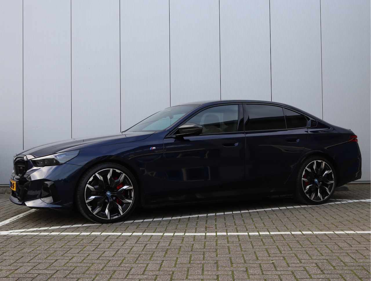 BMW i5 - M60 xDrive 84 kWh | Pano | B&W | 94,9% SOH | Head-Up | NAP - AutoWereld.nl